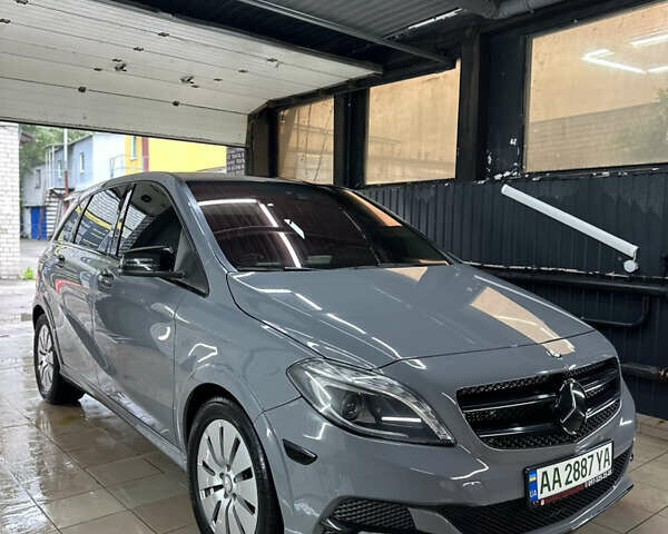 Червоний Мерседес Б-клас, об'ємом двигуна 0 л та пробігом 160 тис. км за 11800 $, фото 1 на Automoto.ua