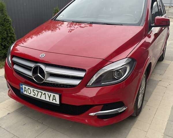 Мерседес Б-класс 2017 в Ужгороде на Automoto.ua Красный Мерседес Б-класс, объемом двигателя 0 л и пробегом 72 тыс. км за 12000 $, фото 1 на Automoto.ua