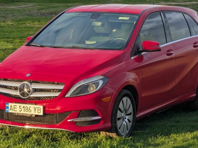 Красный Мерседес Б-класс, объемом двигателя 0 л и пробегом 201 тыс. км за 8000 $, фото 1 на Automoto.ua