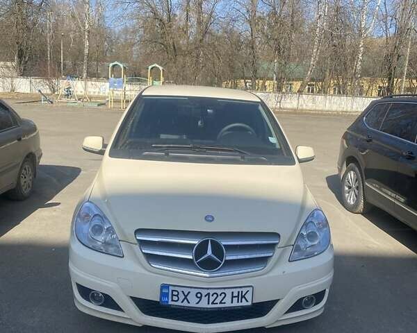 Желтый Мерседес Б-класс, объемом двигателя 2 л и пробегом 210 тыс. км за 6500 $, фото 1 на Automoto.ua
