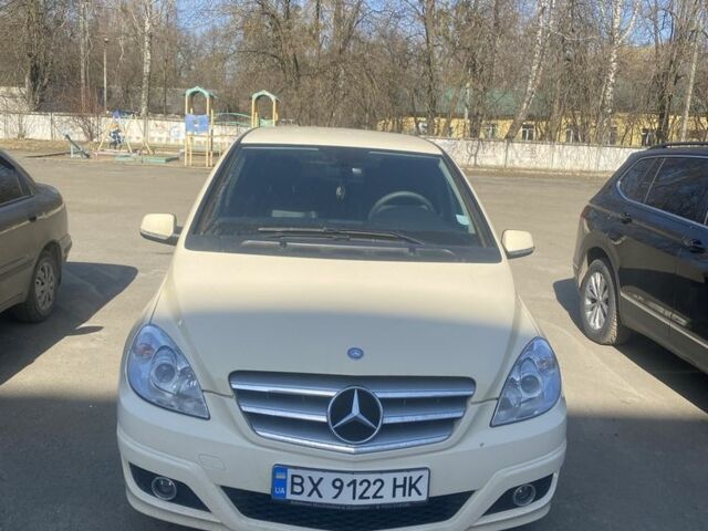 Желтый Мерседес Б-класс, объемом двигателя 2 л и пробегом 210 тыс. км за 6500 $, фото 1 на Automoto.ua