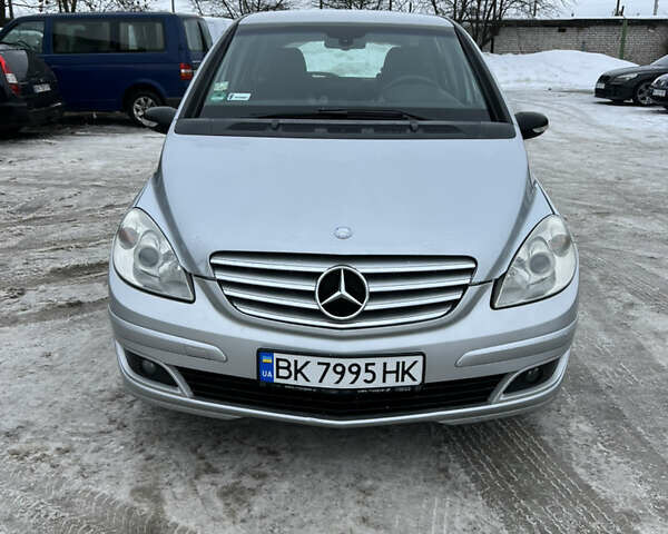 Серый Мерседес Б-класс, объемом двигателя 2 л и пробегом 317 тыс. км за 4199 $, фото 1 на Automoto.ua