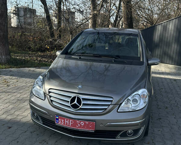 Серый Мерседес Б-класс, объемом двигателя 2 л и пробегом 235 тыс. км за 6200 $, фото 1 на Automoto.ua