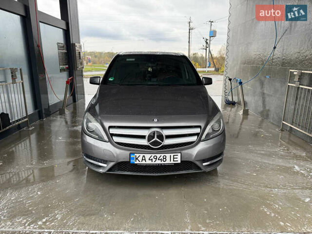 Мерседес Б-клас 2012 у Володарке на Automoto.ua Сірий Мерседес Б-клас, об'ємом двигуна 1.8 л та пробігом 298 тис. км за 14700 $, фото 1 на Automoto.ua