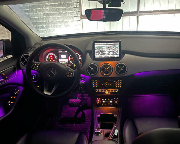 Сірий Мерседес Б-клас, об'ємом двигуна 0 л та пробігом 142 тис. км за 11800 $, фото 1 на Automoto.ua