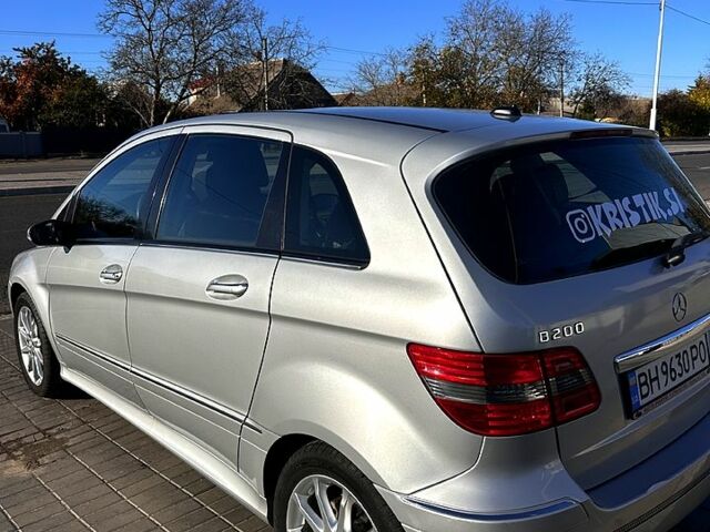 Серый Мерседес Б-класс, объемом двигателя 2 л и пробегом 210 тыс. км за 5500 $, фото 1 на Automoto.ua