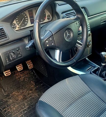 Серый Мерседес Б-класс, объемом двигателя 2 л и пробегом 325 тыс. км за 5000 $, фото 1 на Automoto.ua