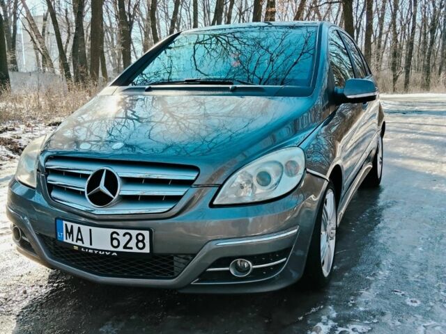 Серый Мерседес Б-класс, объемом двигателя 2 л и пробегом 200 тыс. км за 3500 $, фото 1 на Automoto.ua