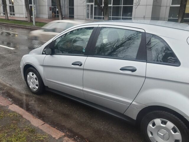 Серый Мерседес Б-класс, объемом двигателя 1.7 л и пробегом 213 тыс. км за 5200 $, фото 1 на Automoto.ua