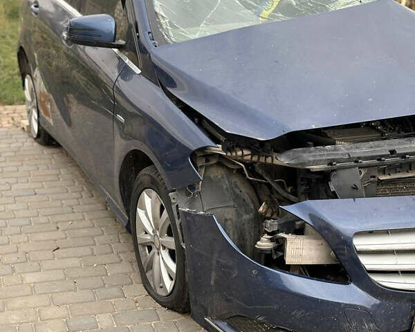 Синий Мерседес Б-класс, объемом двигателя 1.8 л и пробегом 280 тыс. км за 3000 $, фото 1 на Automoto.ua