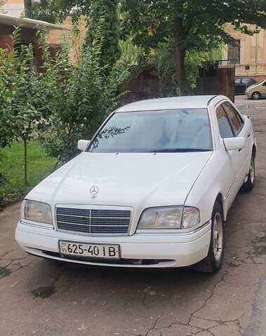 Белый Мерседес Ц 180, объемом двигателя 1.8 л и пробегом 271 тыс. км за 3500 $, фото 1 на Automoto.ua