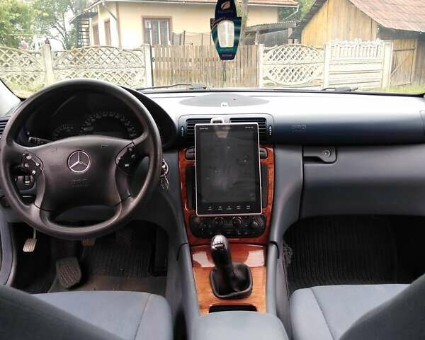 Серый Мерседес Ц 180, объемом двигателя 2 л и пробегом 220 тыс. км за 5500 $, фото 1 на Automoto.ua