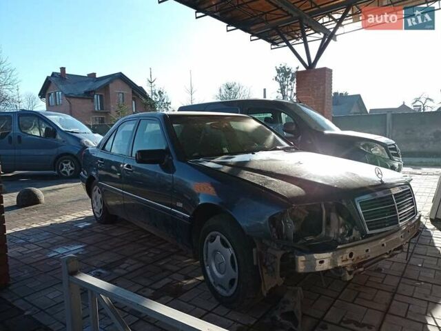Синий Мерседес Ц 180, объемом двигателя 1.8 л и пробегом 135 тыс. км за 2500 $, фото 1 на Automoto.ua
