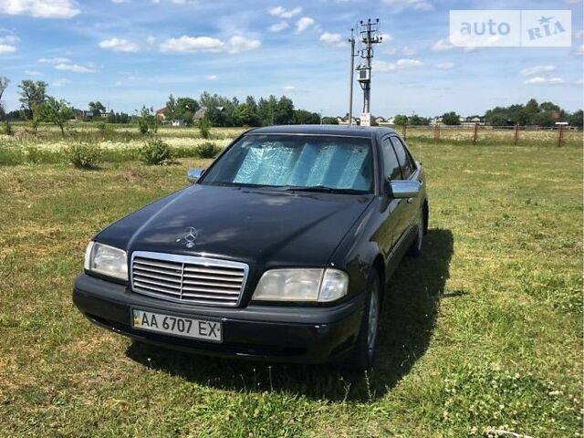 Чорний Мерседес Ц 200, об'ємом двигуна 2 л та пробігом 300 тис. км за 4000 $, фото 1 на Automoto.ua