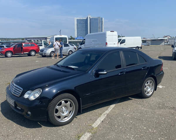 Синий Мерседес Ц 200, объемом двигателя 1.8 л и пробегом 167 тыс. км за 8000 $, фото 1 на Automoto.ua
