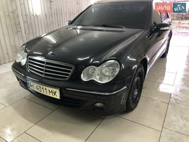 Черный Мерседес Ц 220, объемом двигателя 2.1 л и пробегом 300 тыс. км за 9000 $, фото 1 на Automoto.ua