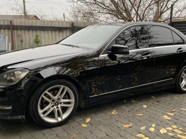 Черный Мерседес Ц 250, объемом двигателя 1.8 л и пробегом 167 тыс. км за 14850 $, фото 1 на Automoto.ua