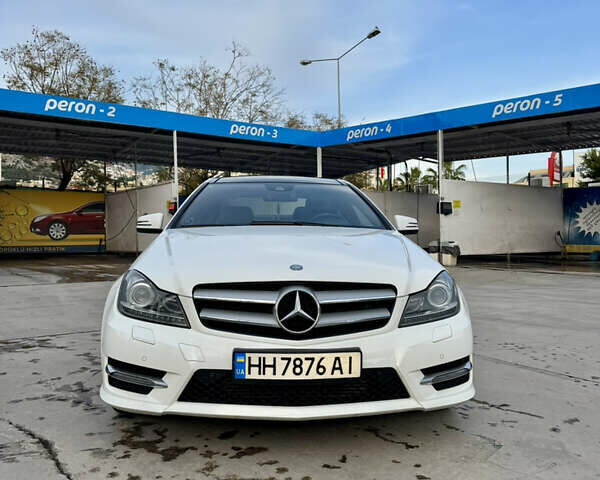 Белый Мерседес Ц-Класс, объемом двигателя 2.14 л и пробегом 147 тыс. км за 13999 $, фото 1 на Automoto.ua