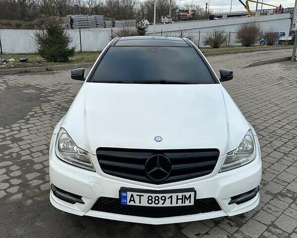 Белый Мерседес Ц-Класс, объемом двигателя 1.8 л и пробегом 108 тыс. км за 14000 $, фото 1 на Automoto.ua