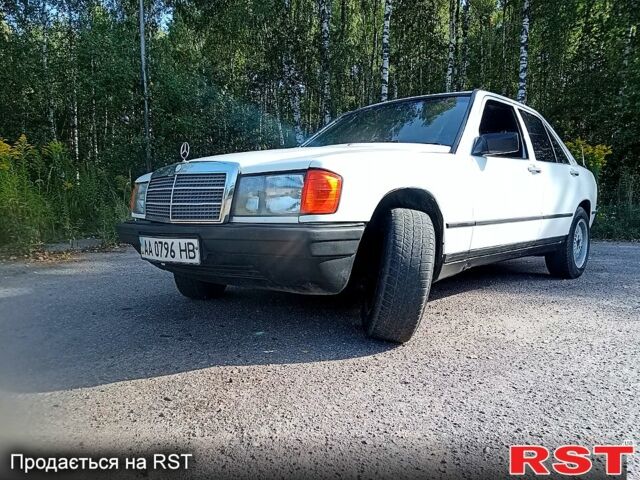 Белый Мерседес Ц-Класс, объемом двигателя 2 л и пробегом 318 тыс. км за 2000 $, фото 1 на Automoto.ua