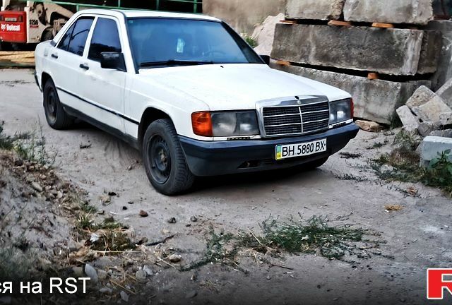 Белый Мерседес Ц-Класс, объемом двигателя 2 л и пробегом 400 тыс. км за 1200 $, фото 1 на Automoto.ua