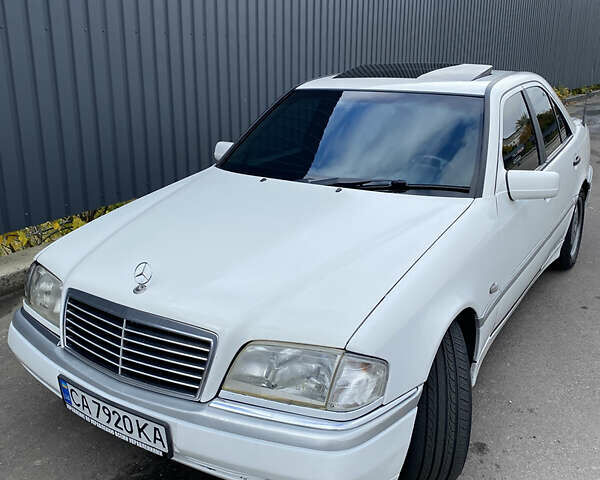 Белый Мерседес Ц-Класс, объемом двигателя 1.8 л и пробегом 350 тыс. км за 3500 $, фото 1 на Automoto.ua