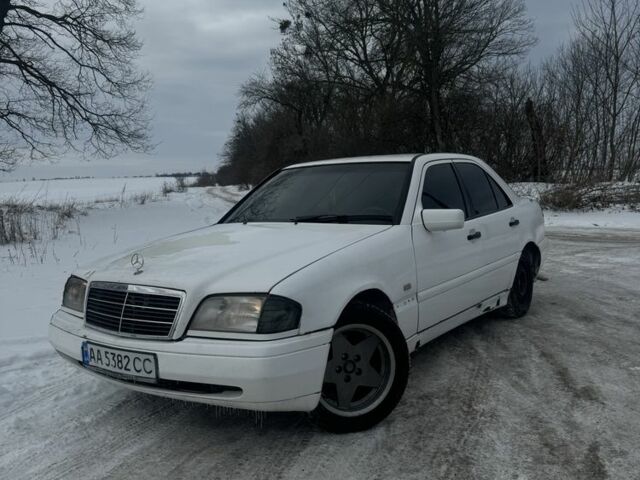 Білий Мерседес Ц-Клас, об'ємом двигуна 2 л та пробігом 500 тис. км за 1800 $, фото 1 на Automoto.ua
