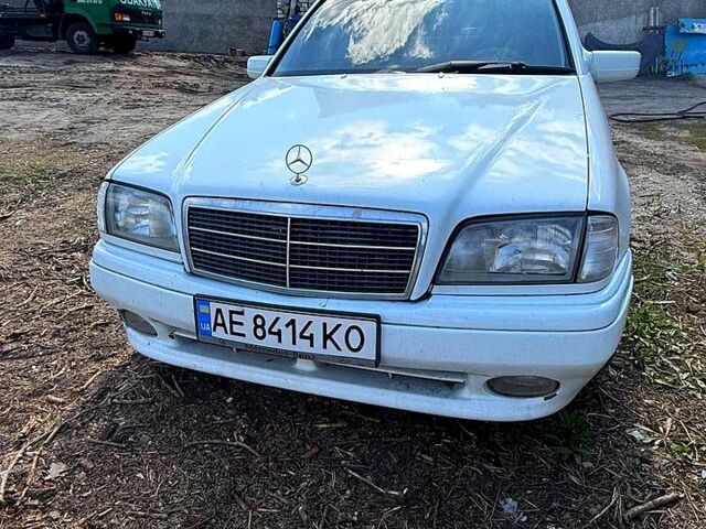 Білий Мерседес Ц-Клас, об'ємом двигуна 2 л та пробігом 200 тис. км за 2100 $, фото 1 на Automoto.ua
