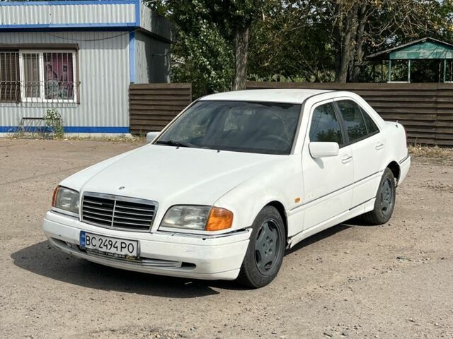 Белый Мерседес Ц-Класс, объемом двигателя 2.8 л и пробегом 200 тыс. км за 1351 $, фото 1 на Automoto.ua