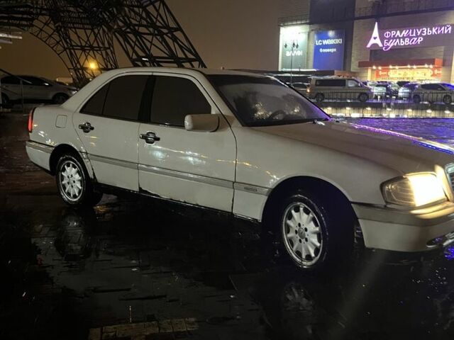 Белый Мерседес Ц-Класс, объемом двигателя 0 л и пробегом 230 тыс. км за 1000 $, фото 1 на Automoto.ua