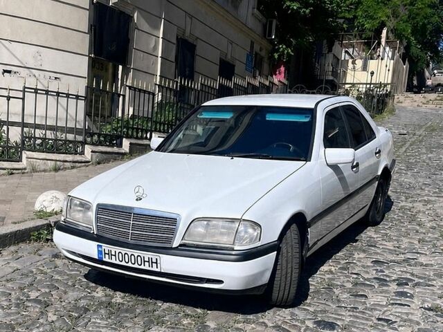 Білий Мерседес Ц-Клас, об'ємом двигуна 1.8 л та пробігом 323 тис. км за 2300 $, фото 1 на Automoto.ua