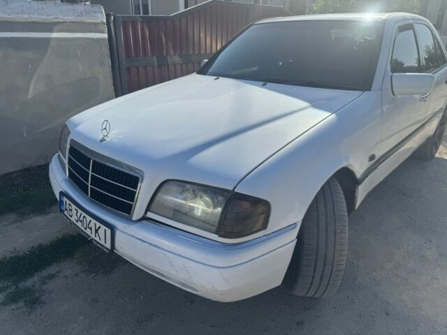 Белый Мерседес Ц-Класс, объемом двигателя 1.8 л и пробегом 350 тыс. км за 1800 $, фото 1 на Automoto.ua