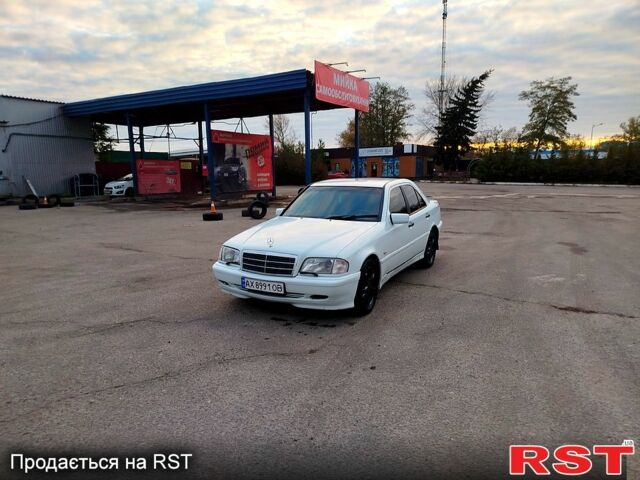 Білий Мерседес Ц-Клас, об'ємом двигуна 1.8 л та пробігом 450 тис. км за 3200 $, фото 1 на Automoto.ua