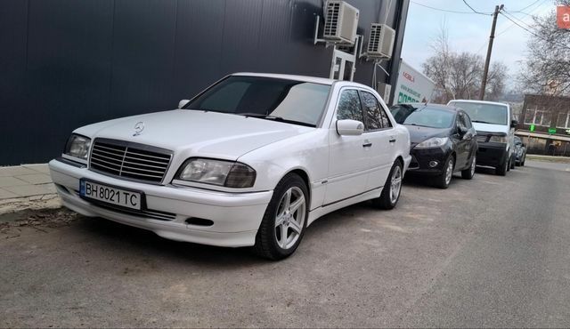 Белый Мерседес Ц-Класс, объемом двигателя 2 л и пробегом 415 тыс. км за 5000 $, фото 1 на Automoto.ua