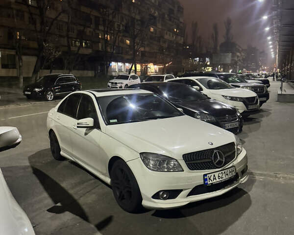 Белый Мерседес Ц-Класс, объемом двигателя 3.5 л и пробегом 285 тыс. км за 9000 $, фото 1 на Automoto.ua