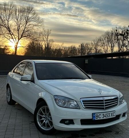 Белый Мерседес Ц-Класс, объемом двигателя 1.8 л и пробегом 200 тыс. км за 11699 $, фото 1 на Automoto.ua