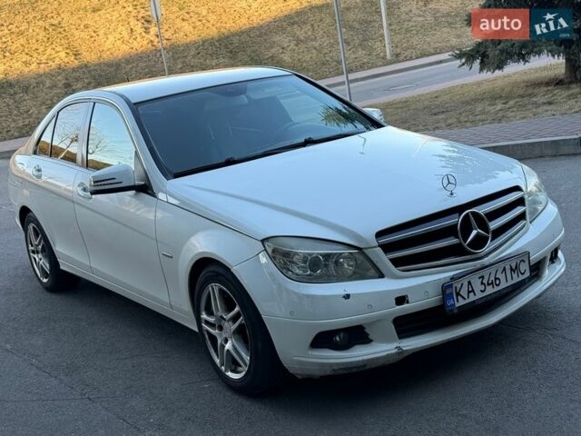 Белый Мерседес Ц-Класс, объемом двигателя 2.2 л и пробегом 150 тыс. км за 7999 $, фото 1 на Automoto.ua