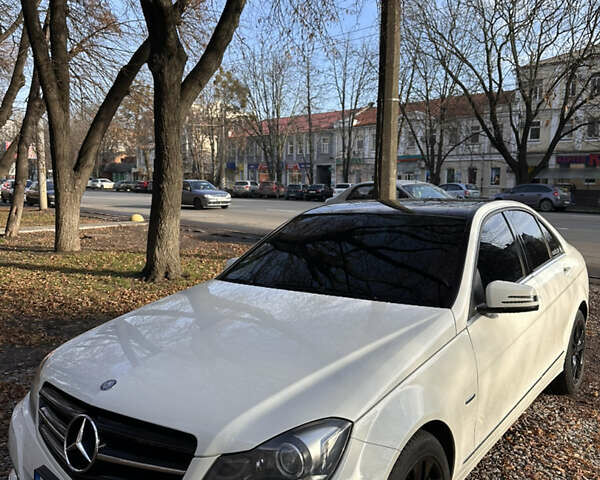 Білий Мерседес Ц-Клас, об'ємом двигуна 1.8 л та пробігом 175 тис. км за 13777 $, фото 1 на Automoto.ua