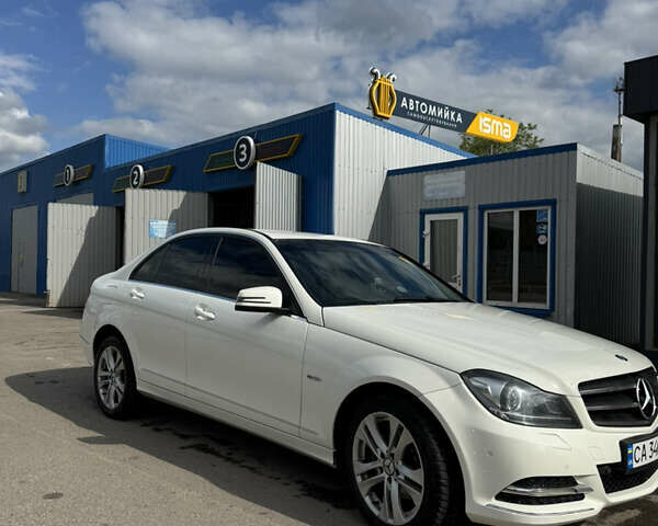 Белый Мерседес Ц-Класс, объемом двигателя 2.14 л и пробегом 280 тыс. км за 11000 $, фото 1 на Automoto.ua