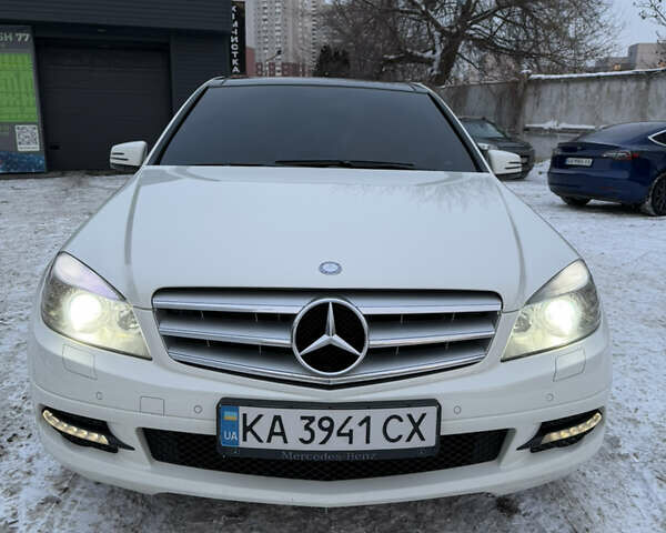 Білий Мерседес Ц-Клас, об'ємом двигуна 3 л та пробігом 250 тис. км за 10800 $, фото 1 на Automoto.ua