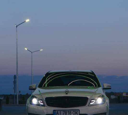 Белый Мерседес Ц-Класс, объемом двигателя 2.2 л и пробегом 218 тыс. км за 14800 $, фото 1 на Automoto.ua