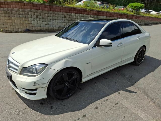 Белый Мерседес Ц-Класс, объемом двигателя 2.2 л и пробегом 156 тыс. км за 2900 $, фото 1 на Automoto.ua