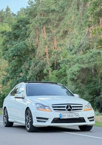 Белый Мерседес Ц-Класс, объемом двигателя 2.2 л и пробегом 257 тыс. км за 13500 $, фото 1 на Automoto.ua