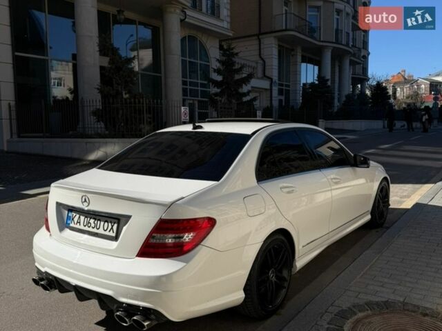 Белый Мерседес Ц-Класс, объемом двигателя 3.5 л и пробегом 205 тыс. км за 12500 $, фото 1 на Automoto.ua