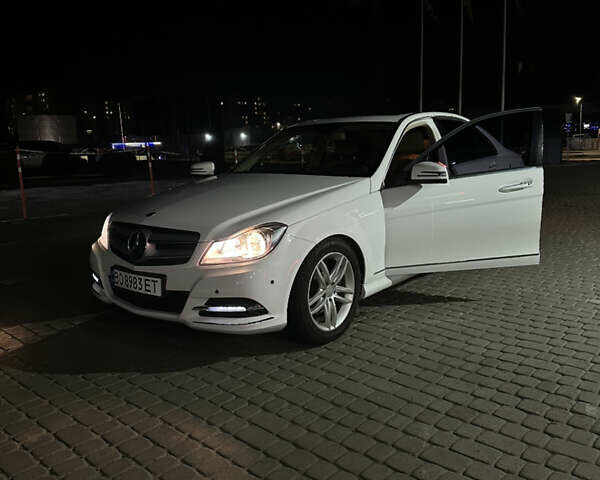 Белый Мерседес Ц-Класс, объемом двигателя 1.8 л и пробегом 200 тыс. км за 13000 $, фото 1 на Automoto.ua