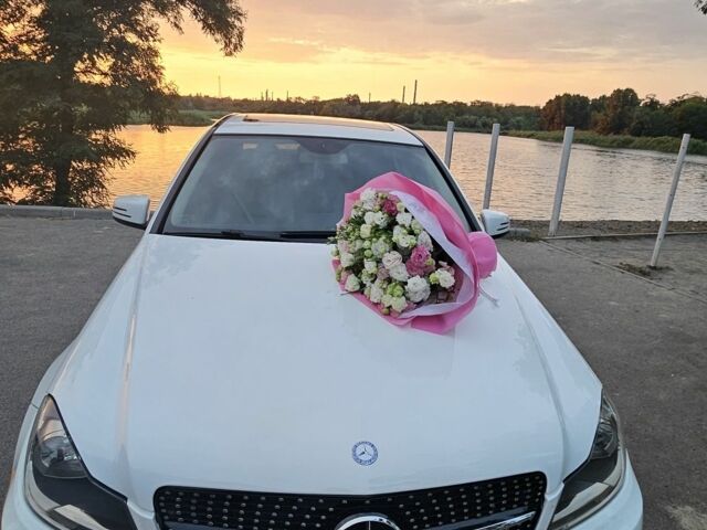 Белый Мерседес Ц-Класс, объемом двигателя 3.5 л и пробегом 190 тыс. км за 14500 $, фото 1 на Automoto.ua