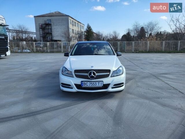 Белый Мерседес Ц-Класс, объемом двигателя 2.1 л и пробегом 234 тыс. км за 13000 $, фото 1 на Automoto.ua