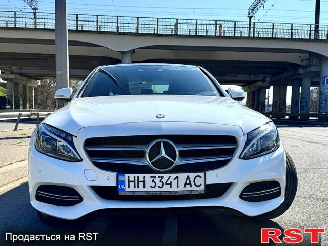 Белый Мерседес Ц-Класс, объемом двигателя 2.1 л и пробегом 183 тыс. км за 20000 $, фото 1 на Automoto.ua