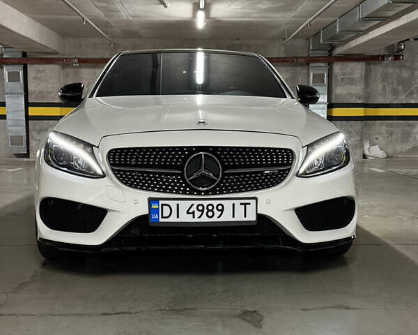 Белый Мерседес Ц-Класс, объемом двигателя 3 л и пробегом 175 тыс. км за 35600 $, фото 1 на Automoto.ua