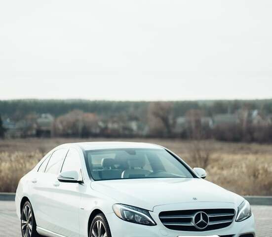 Белый Мерседес Ц-Класс, объемом двигателя 2 л и пробегом 150 тыс. км за 22500 $, фото 1 на Automoto.ua